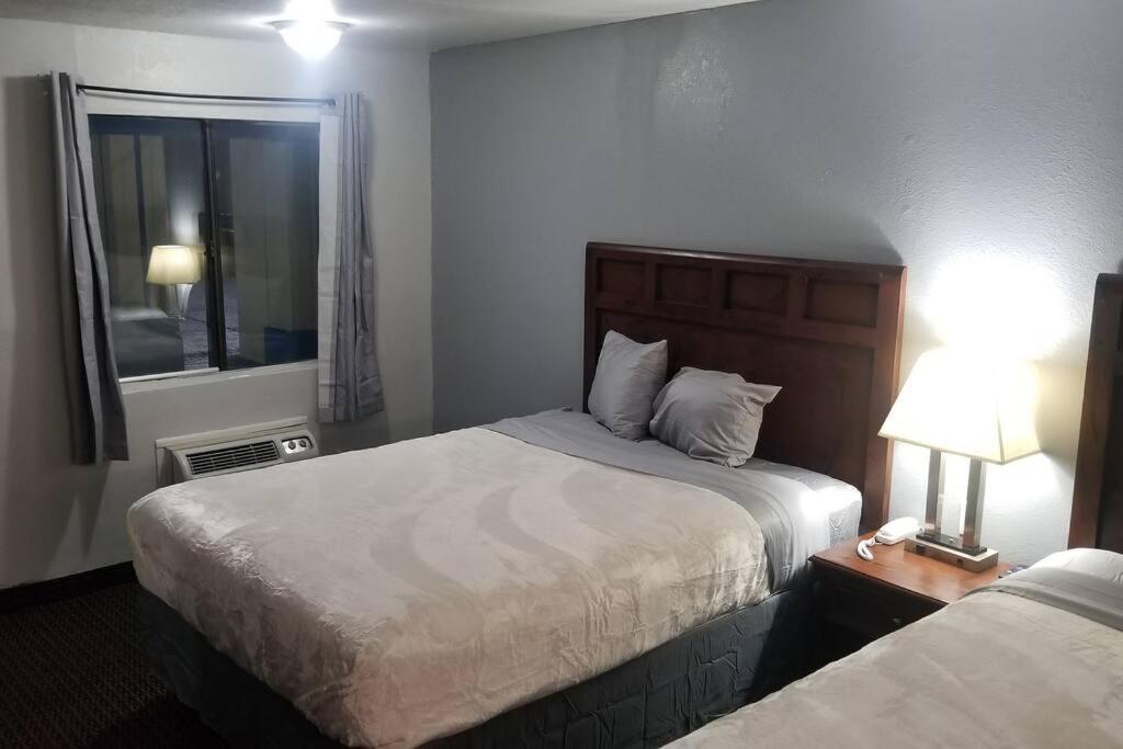 Hotel 2 Queens Beds Hotel Room 127 สติลวอเตอร์ ภายนอก รูปภาพ